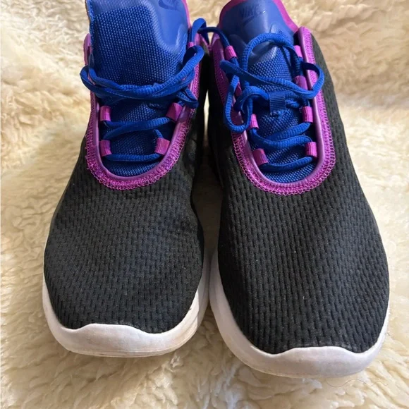 Nike Black and Purple Athletic Shoes with Sporty Design - Picture 2 of 8